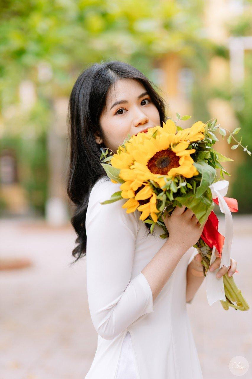 Ở trường, Khánh Linh là nữ sinh hoạt bát, năng nổ trong các hoạt động phong trào, tự tin trong cuộc sống (Ảnh: NVCC).