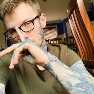 Vị khách hàng Chales Bently trước khi được thực hiện thủ thuật kỳ lạ.