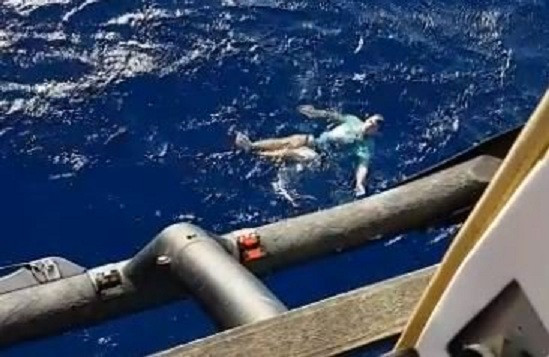 Người đàn ông bất ngờ bị rơi xuống biển