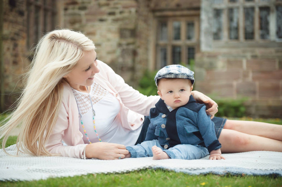 Bà mẹ trẻ luôn mong muốn có thể mang lại một cuộc sống đủ đầy cho con trai của mình. Bà mẹ trẻ luôn mong muốn có thể mang lại một cuộc sống đủ đầy cho con trai của mình.