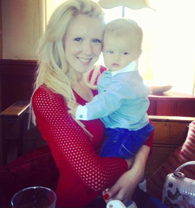 Cô đã gặp nhiều khó khăn để nuôi con nhỏ khi bị bạn trai bỏ rơi. Cô đã gặp nhiều khó khăn để nuôi con nhỏ khi bị bạn trai bỏ rơi.