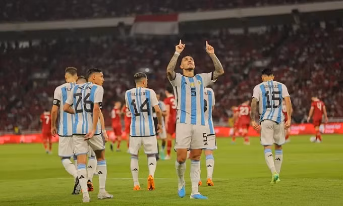 Leandro Paredes mừng siêu phẩm mở tỷ số.