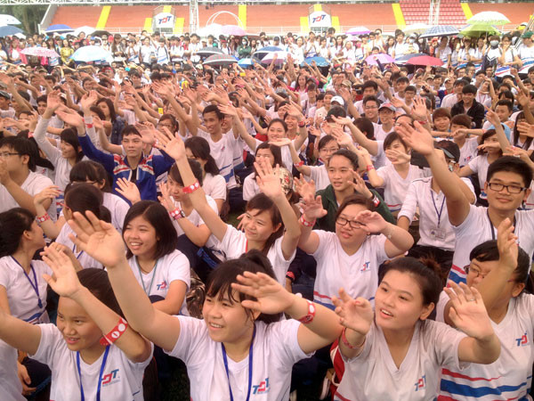 Ca sĩ Akira Phan “cháy” với sinh viên 3