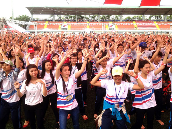 Ca sĩ Akira Phan “cháy” với sinh viên 2