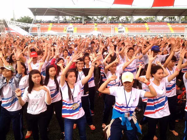 Ca sĩ Akira Phan “cháy” với sinh viên 2