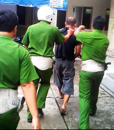Cảnh sát 113 khống chế Thông. Ảnh: Cảnh sát 113 cung cấp. canh-sat-113-7091-1411649247-2687-141164