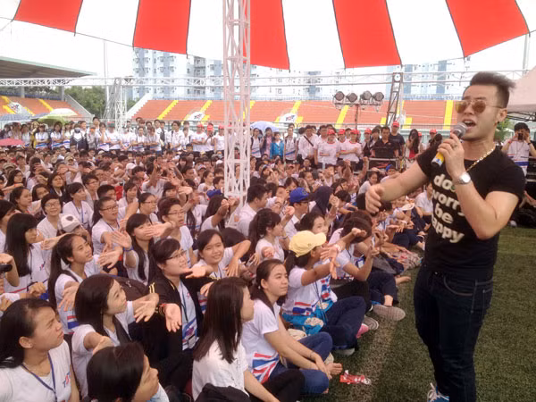 Ca sĩ Akira Phan "cháy" hết mình với sinh viên