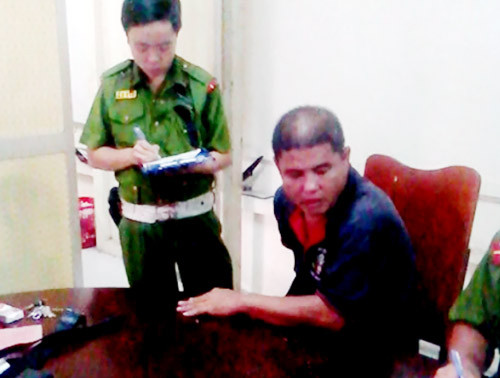 Thông bị tạm giữ sau khi rút súng đe dọa cán bộ UBND quận Tân Phú. Ảnh: Cảnh sát 113 cung cấp. Thông bị tạm giữ sau khi rút súng đe dọa nhân viên UBND quận Tân Phú. Ảnh: Cảnh sát 113 cung cấp