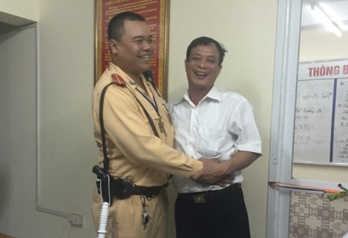 CSGT tìm gia đình giúp cháu bé lớp 1 bị lạc đường ảnh 2