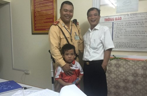 CSGT tìm gia đình giúp cháu bé lớp 1 bị lạc đường ảnh 1