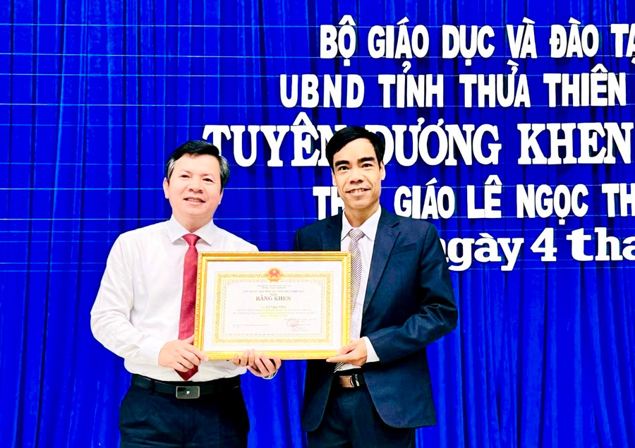 Tuyên dương, khen thưởng thầy giáo cứu người trong đợt mưa lũ vừa qua.