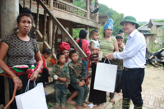Bộ trưởng tặng quà cho người dân thôn Nà Ớt Bộ trưởng tặng quà cho người dân thôn Nà Ớt