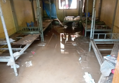 Đồ dùng bán trú của học sinh trong nhà bán trúTrường PTDTBT THCS Tà Hộc bị hỏng hoàn toàn