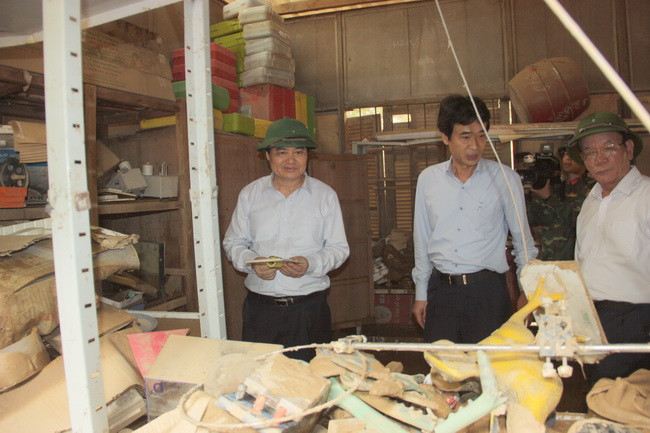 Bộ trưởng Phùng Xuân Nhạ thăm phòng thiết bị dạy học bị mưa lũ phá hủy nhiều thiết bị Bộ trưởng Phùng Xuân Nhạ thăm phòng thiết bị dạy học bị mưa lũ phá hủy nhiều thiết bị