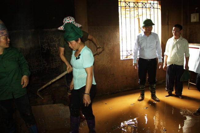 Bộ trưởng thăm bếp ăn bán trú vẫn còn nguyên bùn đất do mưa lũ để lại Bộ trưởng thăm bếp ăn bán trú vẫn còn nguyên bùn đất do mưa lũ để lại