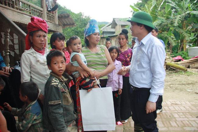 Bộ trưởng thăm hỏi người dân thôn Nà Ớt, xã Nà Ớt về đời sống sinh hoạt, học tập của con, em mình sau lũ Bộ trưởng thăm hỏi người dân thôn Nà Ớt, xã Nà Ớt về đời sống sinh hoạt, học tập của con, em mình sau lũ