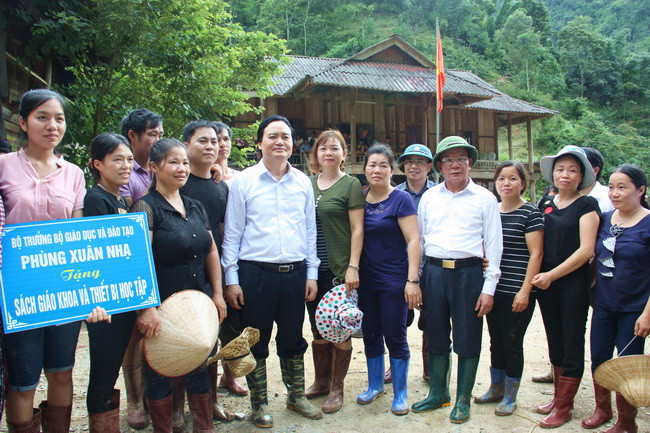 Bộ trưởng Phùng Xuân Nhạ với giáo viên Trường PTDTBT THCS Nà Ớt Bộ trưởng Phùng Xuân Nhạ với giáo viên Trường PTDTBT THCS Nà Ớt