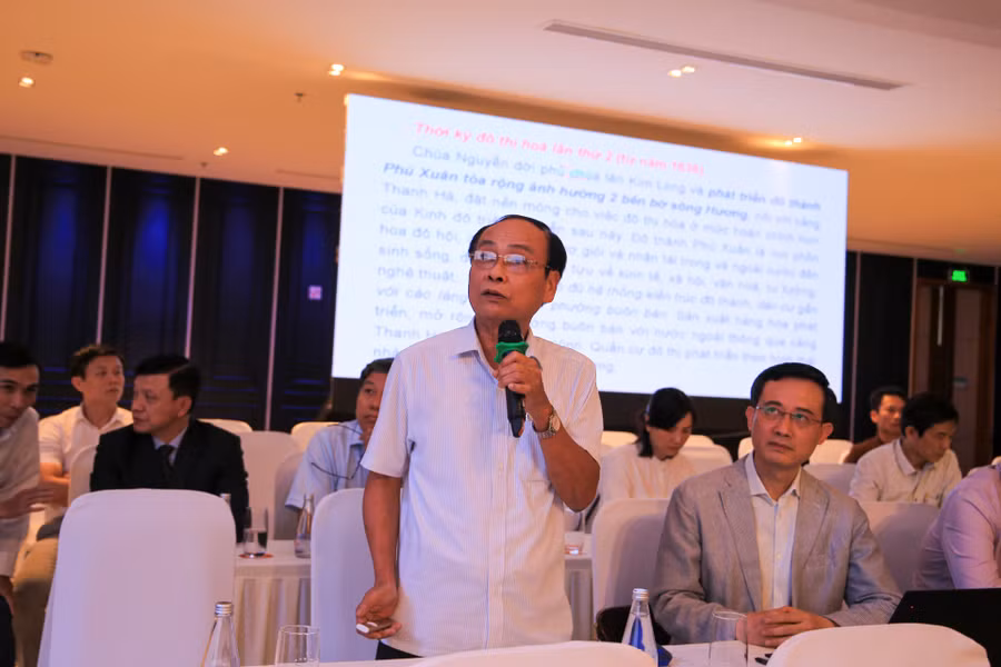 Ông Bạch Chơn Đông - Giám đốc Sở Nội vụ tỉnh Thừa Thiên - Huế báo cáo mô hình đô thị thành phố trực thuộc Trung ương của tỉnh Thừa Thiên - Huế.