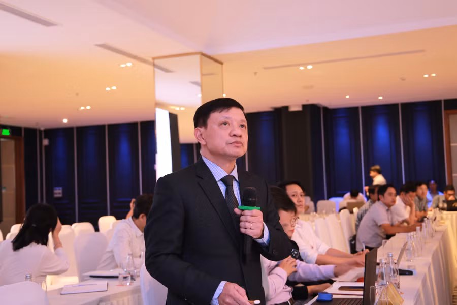 Ông Nguyễn Đại Viên – Giám đốc Sở Xây dựng tỉnh Thừa Thiên - Huế trình bày tham luận Dự kiến phân loại đô thị Thừa Thiên - Huế là đô thị loại I trực thuộc Trung ương.