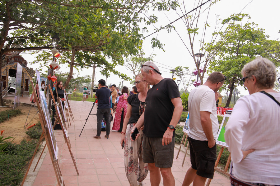 Du khách nước ngoài thích thú tham quan các bức ảnh trưng bày tại Lễ công bố kết quả “Top 7 Ấn tượng Việt Nam 2022”. Du khách nước ngoài thích thú tham quan các bức ảnh trưng bày tại Lễ công bố kết quả “Top 7 Ấn tượng Việt Nam 2022”.