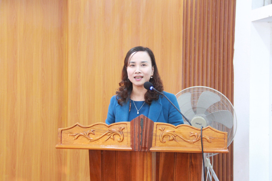 Bà Đặng Thị Quỳnh Diệp - Giám đốc Sở GD&ĐT căn dặn các em trước khi bước vào kỳ thi. Bà Đặng Thị Quỳnh Diệp - Giám đốc Sở GD&ĐT căn dặn các em trước khi bước vào kỳ thi.