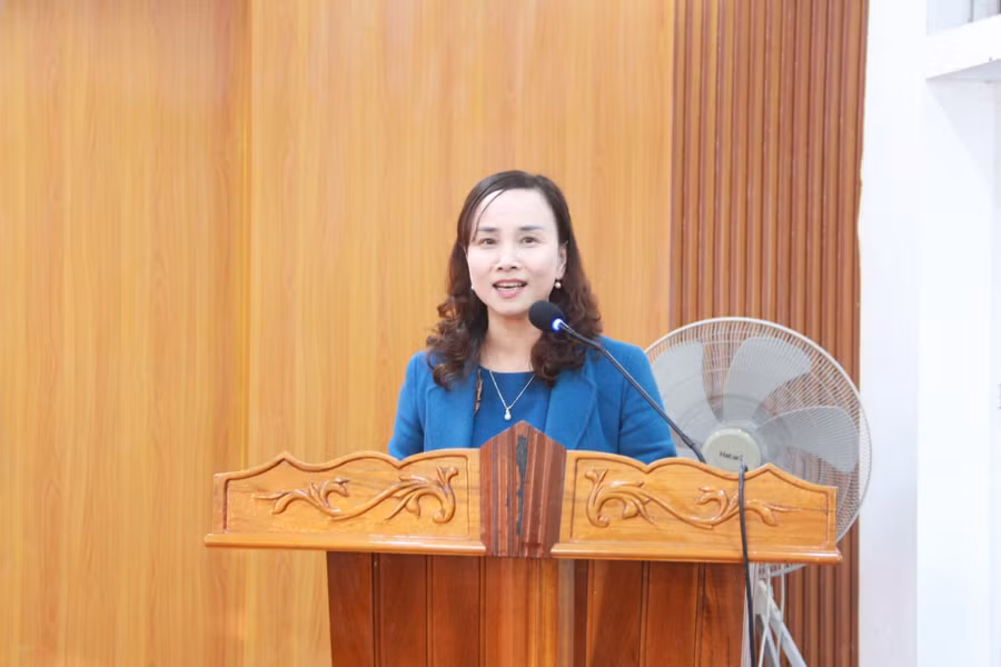 Bà Đặng Thị Quỳnh Diệp - Giám đốc Sở GD&amp;ĐT căn dặn các em trước khi bước vào kỳ thi.