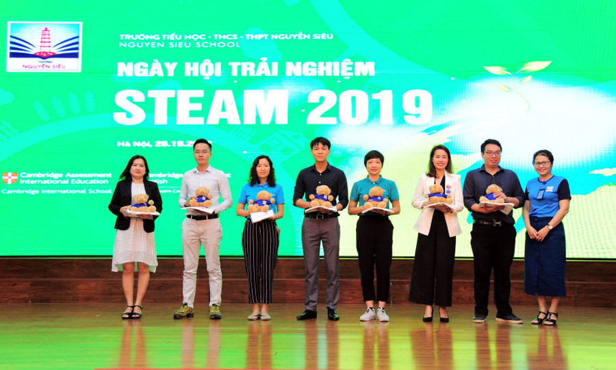 Trường Nguyễn Siêu tặng quà cảm ơn sự tham gia đóng góp của các đơn vị bạn quan tâm đến STEAM Trường Nguyễn Siêu tặng quà cảm ơn sự tham gia đóng góp của các đơn vị bạn quan tâm đến STEAM