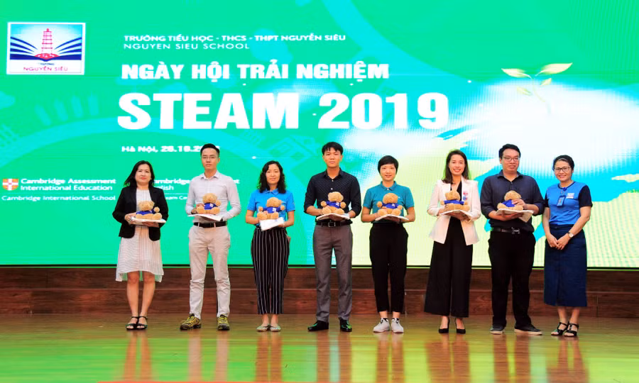 Trường Nguyễn Siêu tặng quà cảm ơn sự tham gia đóng góp của các đơn vị bạn quan tâm đến STEAM