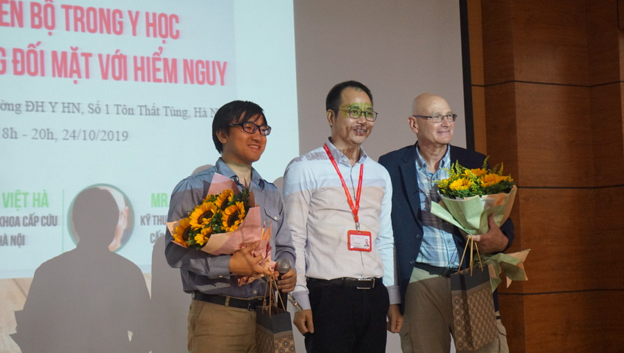 Bác sĩ Nguyễn Việt Hà (bên trái) và nhà sáng chế Jim Price (bên phải) tham gia chương trình