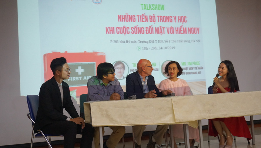 Các diễn giả chia sẻ tại tọa đàm