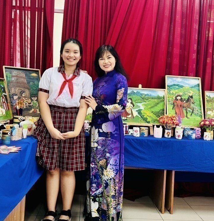 Cô giáo Trần Đoàn Thanh Ngọc và học trò của mình trong buổi trưng bày sản phẩm của học sinh Cô giáo Trần Đoàn Thanh Ngọc và học trò của mình trong buổi trưng bày sản phẩm của học sinh