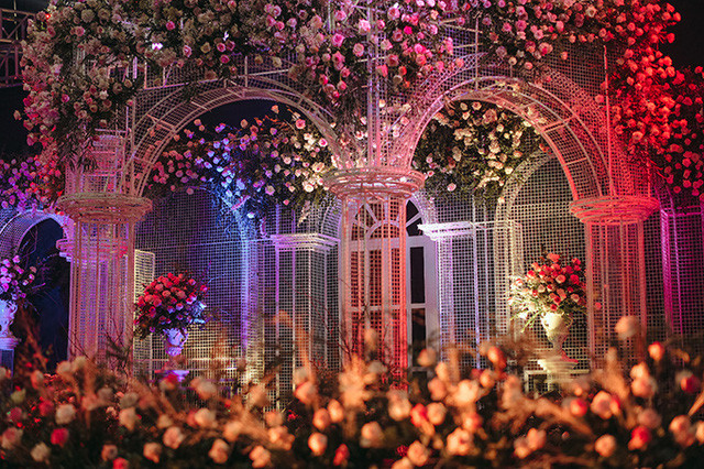 Lâu đài lộng lẫy như bước ra từ truyện cổ tích trong không gian tiệc cưới của Duy Mạnh - Ảnh 1.