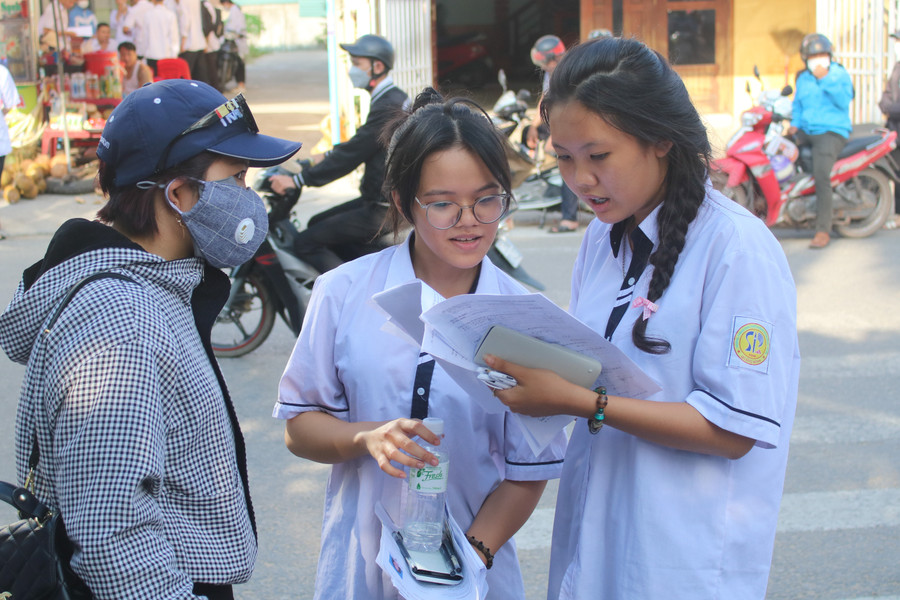 Theo các thí sinh chỉ có thể đạt trung bình 5 điểm môn Toán. (Ảnh: Tiến Hiệp) Theo các thí sinh chỉ có thể đạt trung bình 5 điểm môn Toán. (Ảnh: Tiến Hiệp)