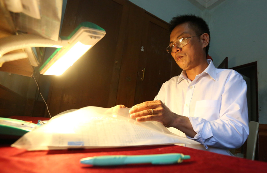 Ông Ảnh dậy từ sớm để chuẩn bị cho buổi thi. (Ảnh: T.T).