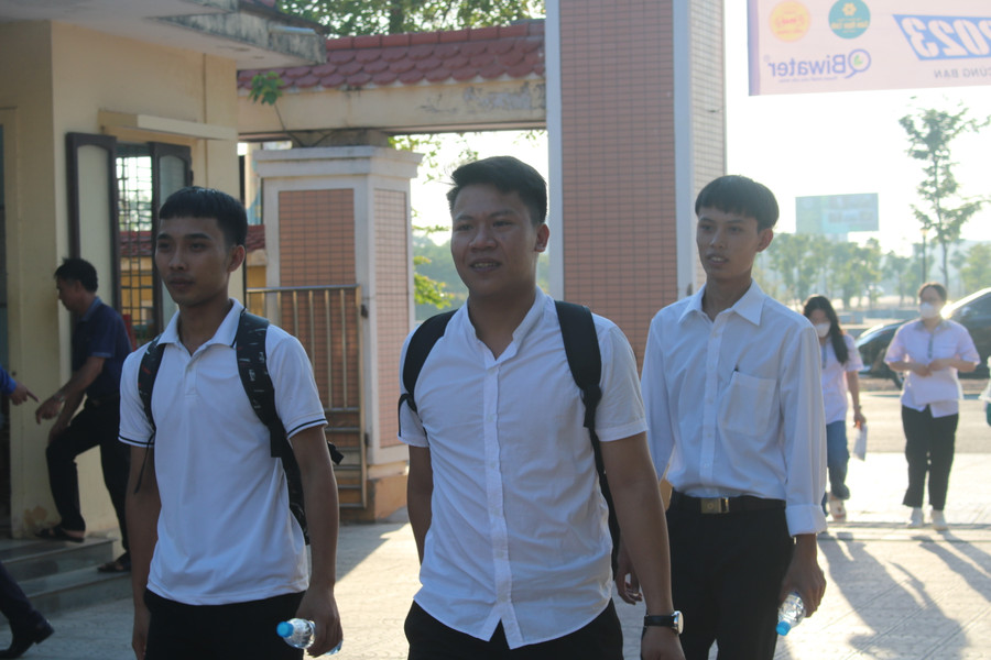 Thí sinh đến điểm thi với tâm lý thoải mái. (Ảnh: Tiến Hiệp).
