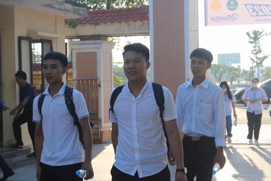 Thí sinh đến điểm thi với tâm lý thoải mái. (Ảnh: Tiến Hiệp). Thí sinh đến điểm thi với tâm lý thoải mái. (Ảnh: Tiến Hiệp).