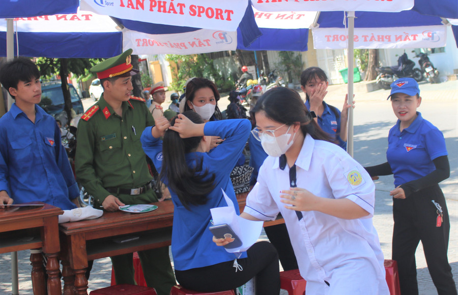 Thí sinh hớt hải chạy tới điểm thi Trường THPT Phan Đình Phùng để dự thi môn Toán. (Ảnh: Tiến Hiệp) Thí sinh hớt hải chạy tới điểm thi Trường THPT Phan Đình Phùng để dự thi môn Toán. (Ảnh: Tiến Hiệp)