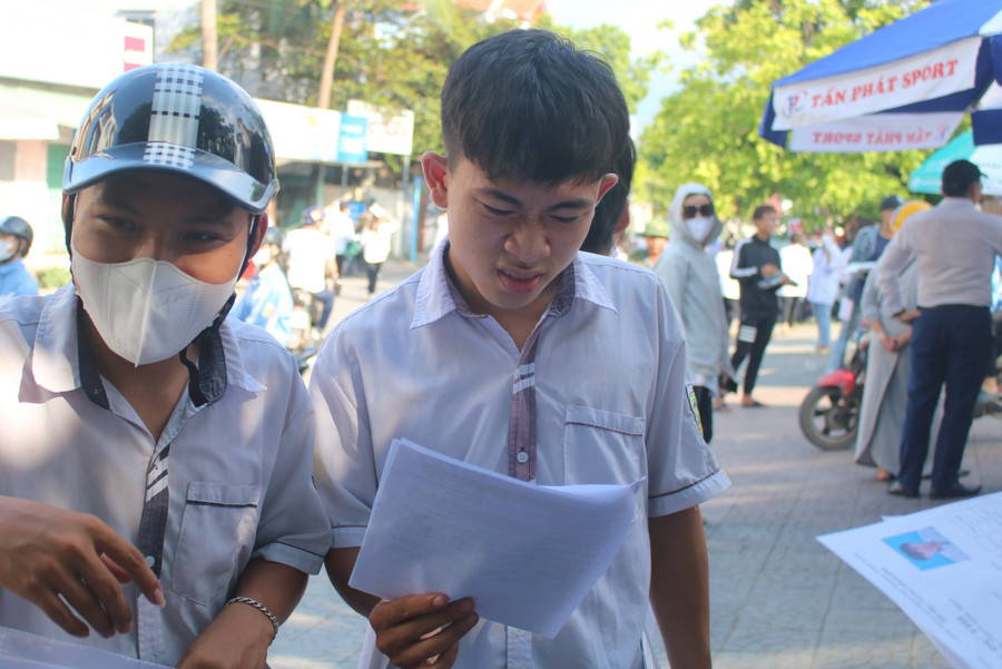 Thí sinh ở Quảng Bình cho rằng đề Toán khó. (Ảnh: Tiến Hiệp) Thí sinh ở Quảng Bình cho rằng đề Toán khó. (Ảnh: Tiến Hiệp)