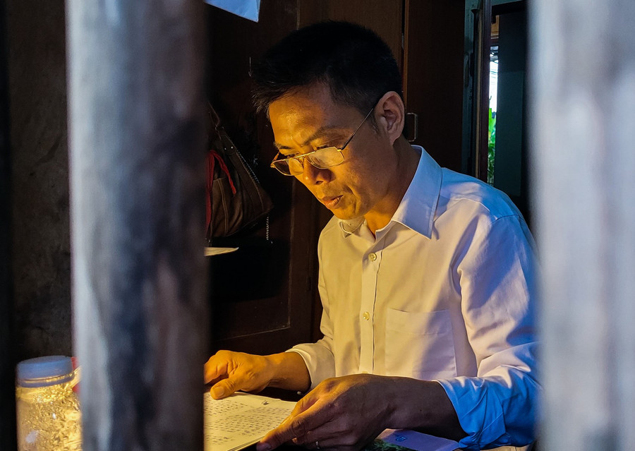 Ông Ảnh quyết tâm có bằng cấp văn hóa để có tiếng nói hơn với bà con nhân dân. (Ảnh: T.T).