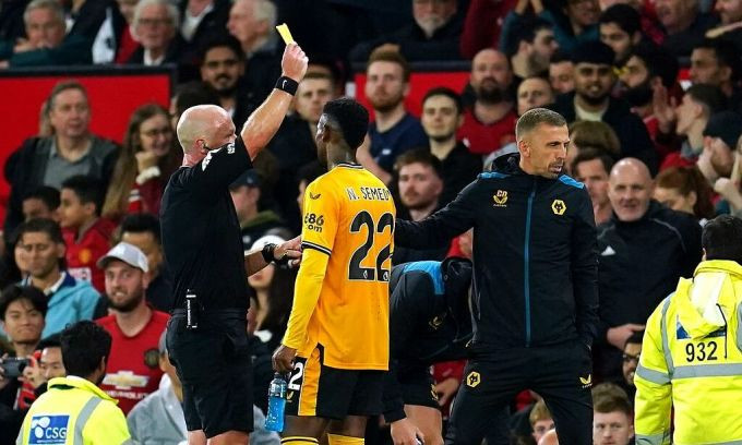 Trọng tài chính Hooper phạt thẻ vàng với HLV O'Neil khi phản đối việc tổ trọng tài không cho Wolves hưởng phạt đền cuối trận thua Man Utd 0-1. Trọng tài chính Hooper phạt thẻ vàng với HLV O'Neil khi phản đối việc tổ trọng tài không cho Wolves hưởng phạt đền cuối trận thua Man Utd 0-1.