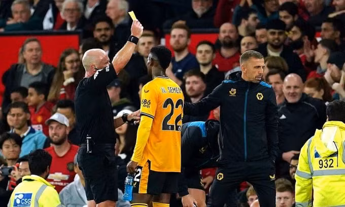 Trọng tài chính Hooper phạt thẻ vàng với HLV O'Neil khi phản đối việc tổ trọng tài không cho Wolves hưởng phạt đền cuối trận thua Man Utd 0-1.