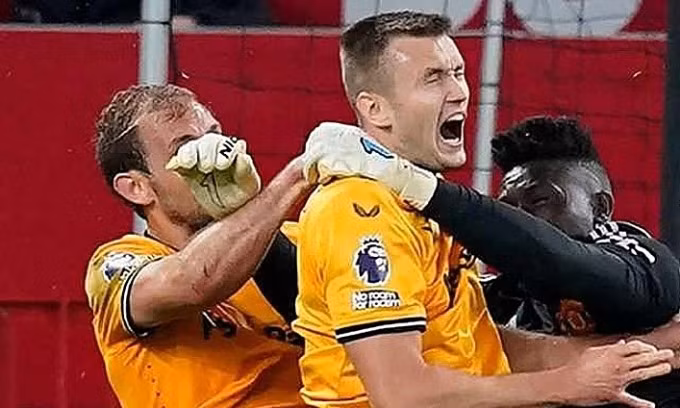 ‘Cứu’ Man Utd, 3 trọng tài Ngoại hạng Anh bị treo còi