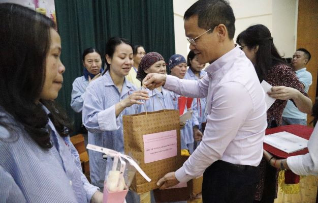 Chương trình tặng quà cho các thầy, cô đang điều trị tại BV K Chương trình tặng quà cho các thầy, cô đang điều trị tại BV K