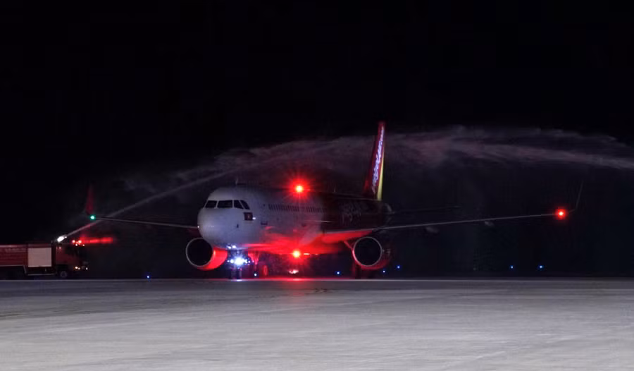 Nghi thức vòi rồng phun nước khi máy bay hạ cánh xuống Nhà ga T2.