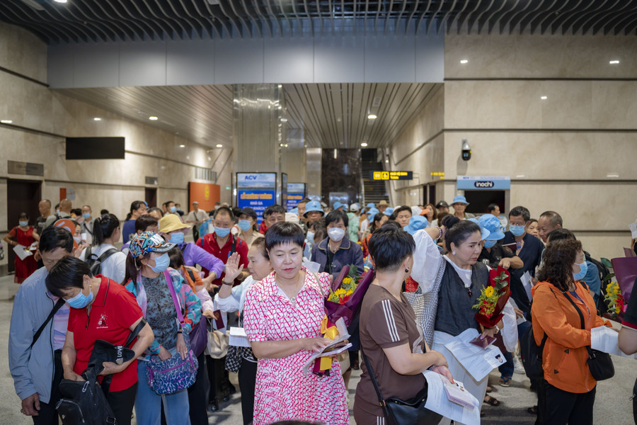Chuyến bay quốc tế đầu tiên từ TP Côn Minh (Trung Quốc) đến Nhà ga T2 - Sân bay quốc tế Phú Bài với 230 hành khách. Chuyến bay quốc tế đầu tiên từ TP Côn Minh (Trung Quốc) đến Nhà ga T2 - Sân bay quốc tế Phú Bài với 230 hành khách.