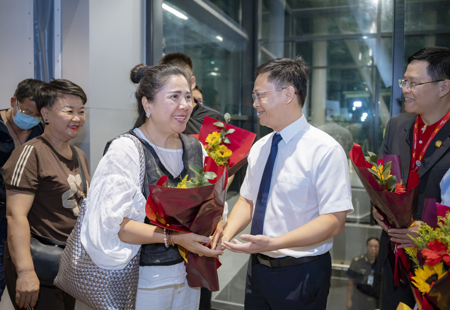 Ông Nguyễn Thanh Bình - Phó Chủ tịch Thường trực UBND tỉnh Thừa Thiên - Huế chào đón các hành khách quốc tế đầu tiên đến Nhà ga T2. Ông Nguyễn Thanh Bình - Phó Chủ tịch Thường trực UBND tỉnh Thừa Thiên - Huế chào đón các hành khách quốc tế đầu tiên đến Nhà ga T2.