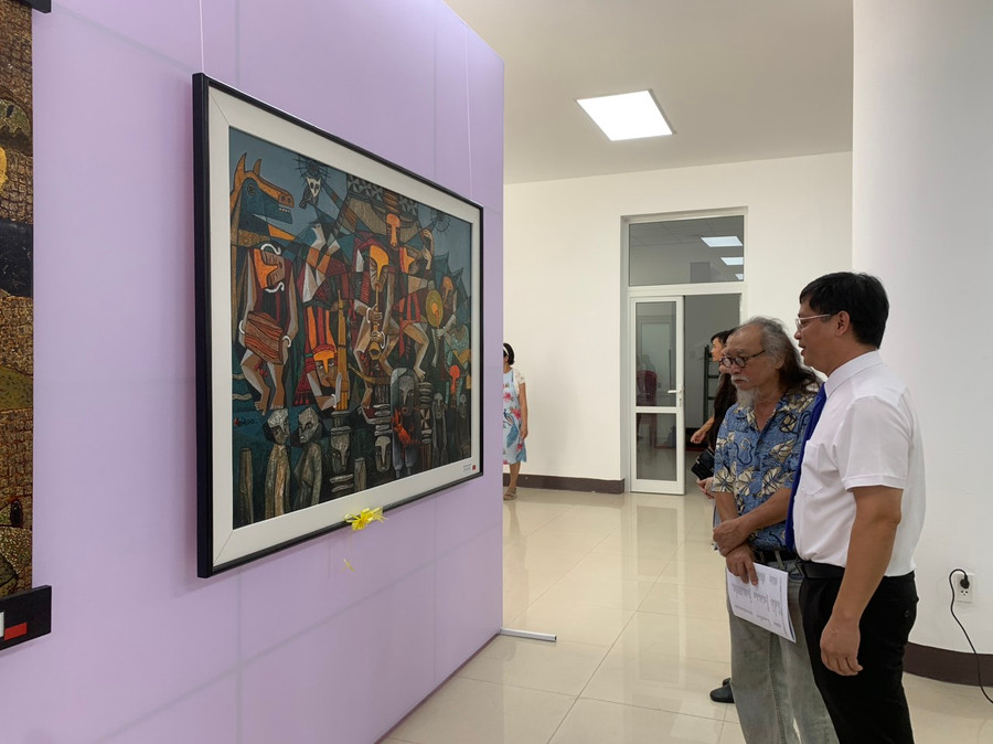 Các tác phẩm trưng bày tại triển lãm thể hiện giá trị truyền thống văn hóa tốt đẹp, những thành tựu kinh tế - xã hội của quê hương, đất nước. Các tác phẩm trưng bày tại triển lãm thể hiện giá trị truyền thống văn hóa tốt đẹp, những thành tựu kinh tế - xã hội của quê hương, đất nước.