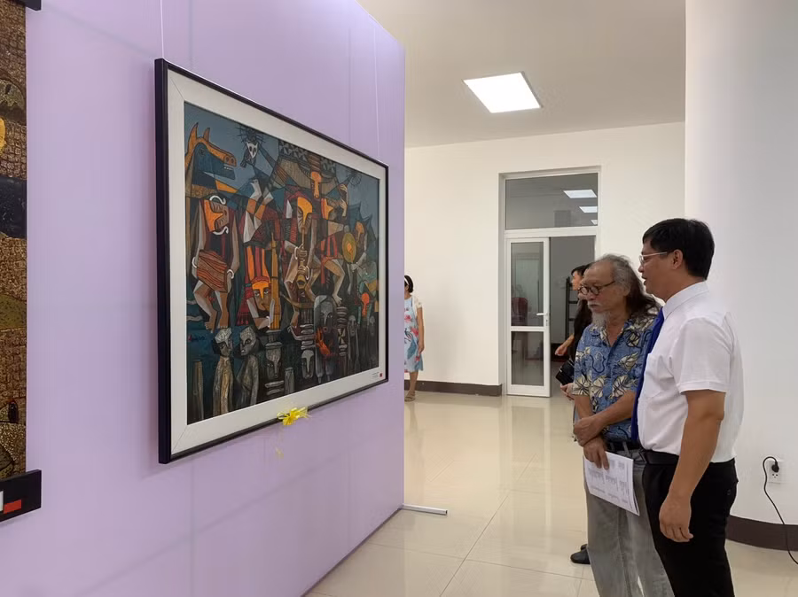 Các tác phẩm trưng bày tại triển lãm thể hiện giá trị truyền thống văn hóa tốt đẹp, những thành tựu kinh tế - xã hội của quê hương, đất nước.