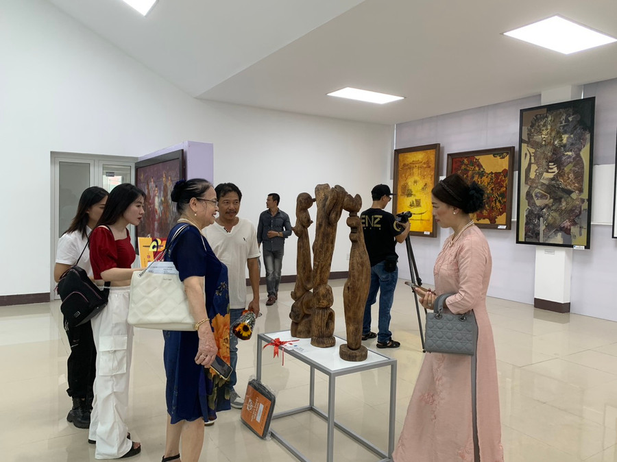 Khách mời tham quan các tác phẩm trưng bày tại triển lãm. Khách mời tham quan các tác phẩm trưng bày tại triển lãm.