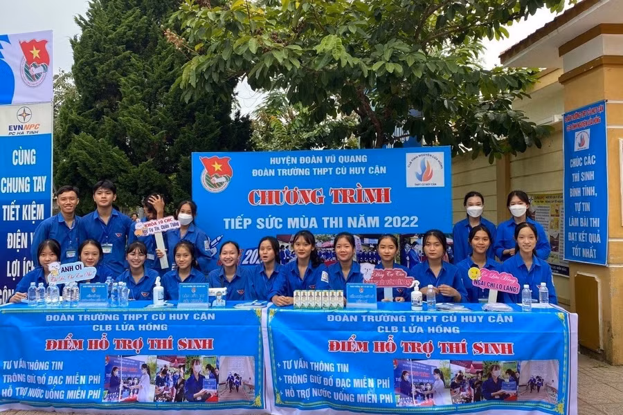 Đoàn viên ở Hà Tĩnh thực hiện công chương trình "Tiếp sức mùa thi" tại điểm thi tốt nghiệp THPT (Ảnh: Tỉnh đoàn Hà Tĩnh).